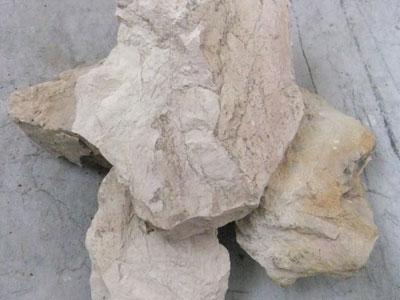 铝矾土(aluminous soil;bauxite)又称矾土或铝土矿,主要成分是